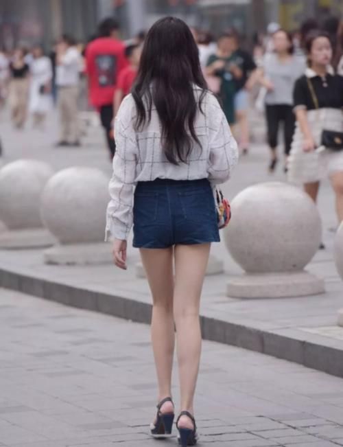  【迷人】“一边翘”的6厘米牛仔裤，最迷人的方格女神，网友：好美！