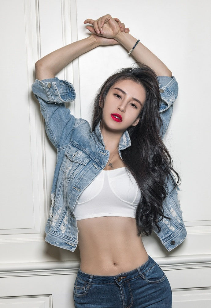 母其弥雅丰满性感高冷写真图片