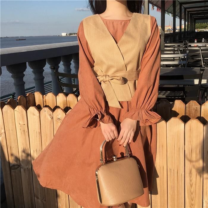 马上国庆了，出门游玩千万别穿碎花裙!瞧这港风套装，减龄又方便