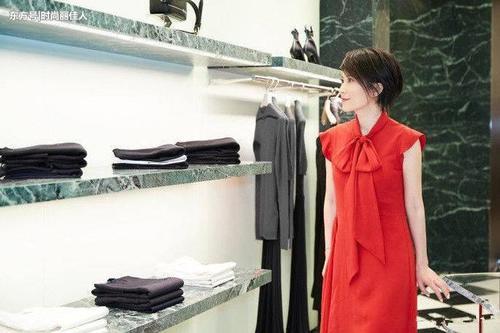 47岁俞飞鸿穿亮片薄纱裙优雅动人，大秀东方美，年龄成了个摆设