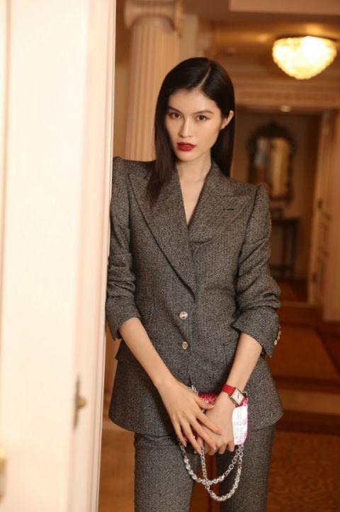 何穗白出新高度！被赞行走的电灯泡