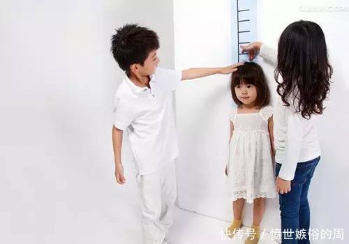 小女孩6岁开始化妆，12岁时居然变成这样！