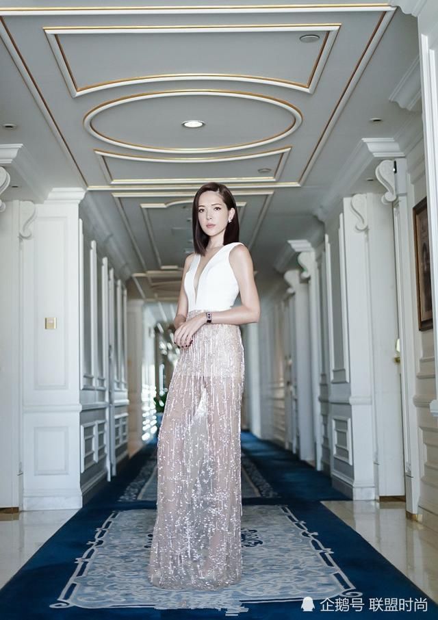 许玮甯着深V领现身，下半身包不住重点，网友：这裙子跟没穿一样