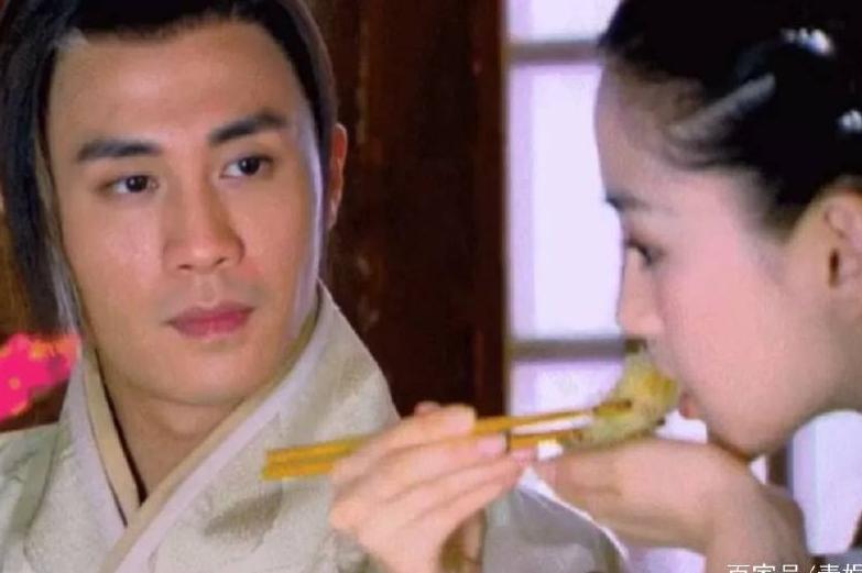 杨颖假吃爆米花被群嘲?官博回应:吃了那么多饺子红烧肉都吃瘫了