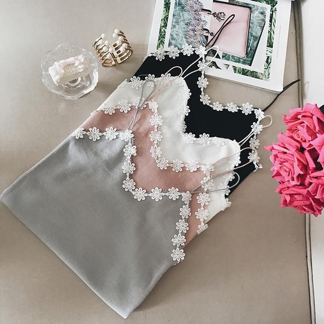 清凉吊带小背心,硬是穿成“小肚兜”既视感,性感美得出气质