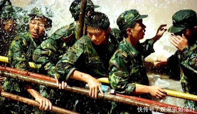 这就是中国军人，全体起立让座，然而又会得到多少人的体谅