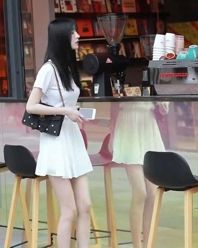  气质|路人街拍,姑娘搭配白色T恤,穿出了十足的气质网红范