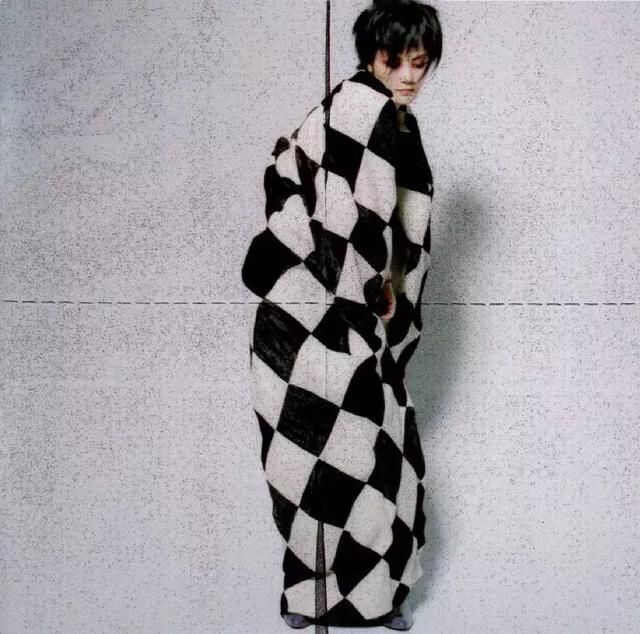 在穿衣服这件事上，王菲永远也不会过气