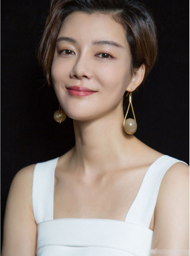 36岁车晓出席活动白色抹胸长裙展优雅气质，网友:太有气质了