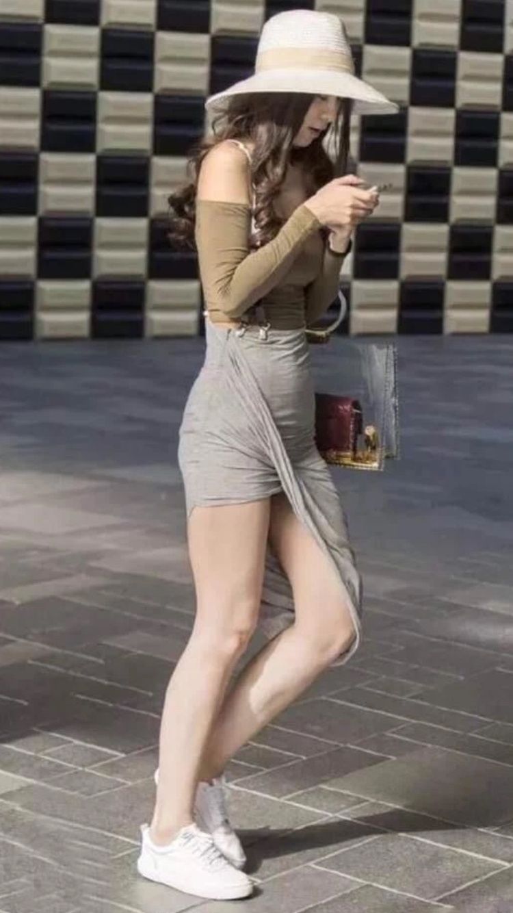 性感街拍丨穿背带裙的姑娘，拥有天使面容魔鬼身材!