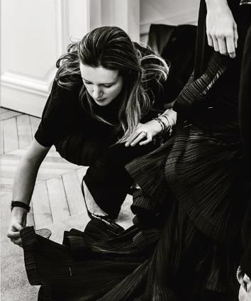婚纱:梅根婚纱设计师Clare Waight Keller闪辞Givenchy创意总监一职