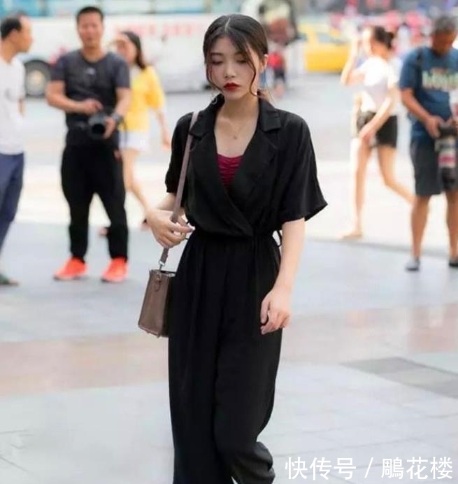  #美女#美女街拍：时尚柔美的牛仔短裤小姐姐，气质独特，尽显曼妙身材！