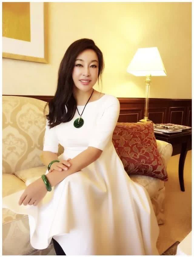 62岁刘晓庆不服老!身穿银色蕾丝开叉裙,网友:坐下来啥都看见了