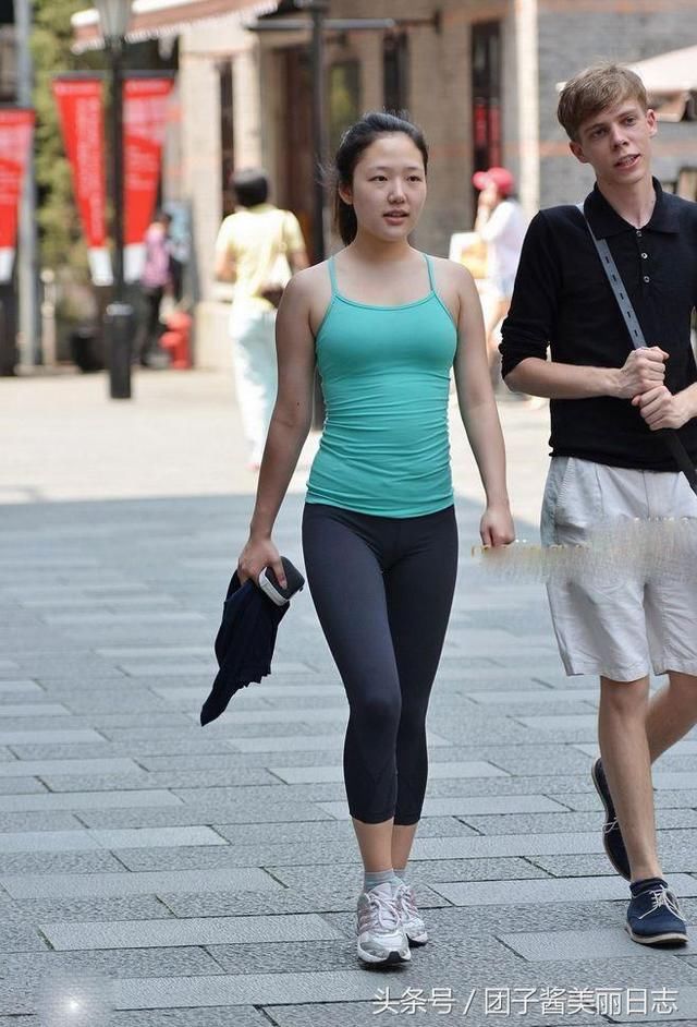 紧身裤上身简约美，充满着岁月沉淀的味道，更显年轻靓丽