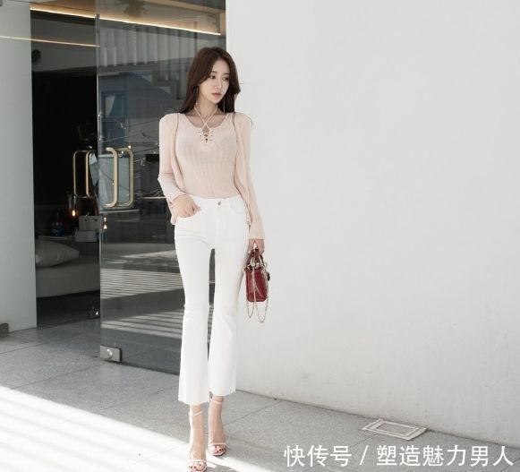 街拍：优雅温柔的白色牛仔裤，唯美的气质，非常显瘦