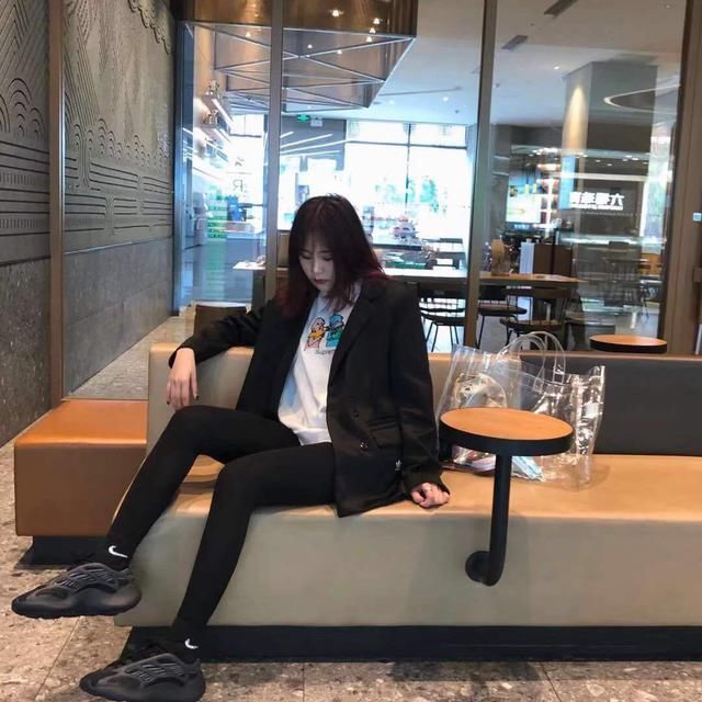  潮牌@SNKR Girls送鞋丨男友衬衫、潮牌、球衣...性感又会搭，就是这期球鞋女生们！4.20-4.26