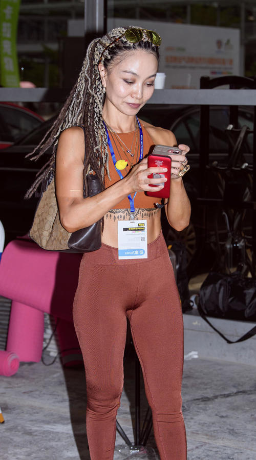 气质小姐姐紧身裤勾勒出平滑弧线，满满的一头毛线很有个性