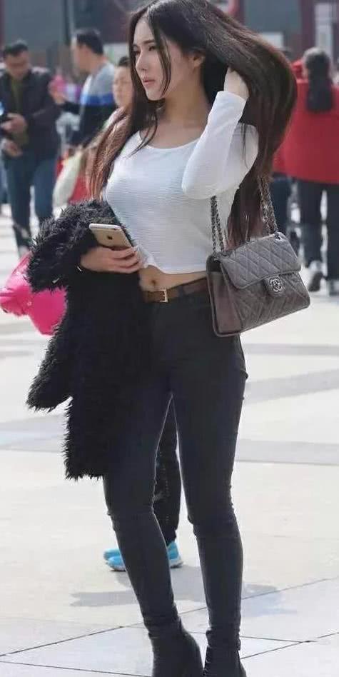 气质小姐姐丰腴甜美，轻轻一撩秀发，走起路来左右摇摆很不方便