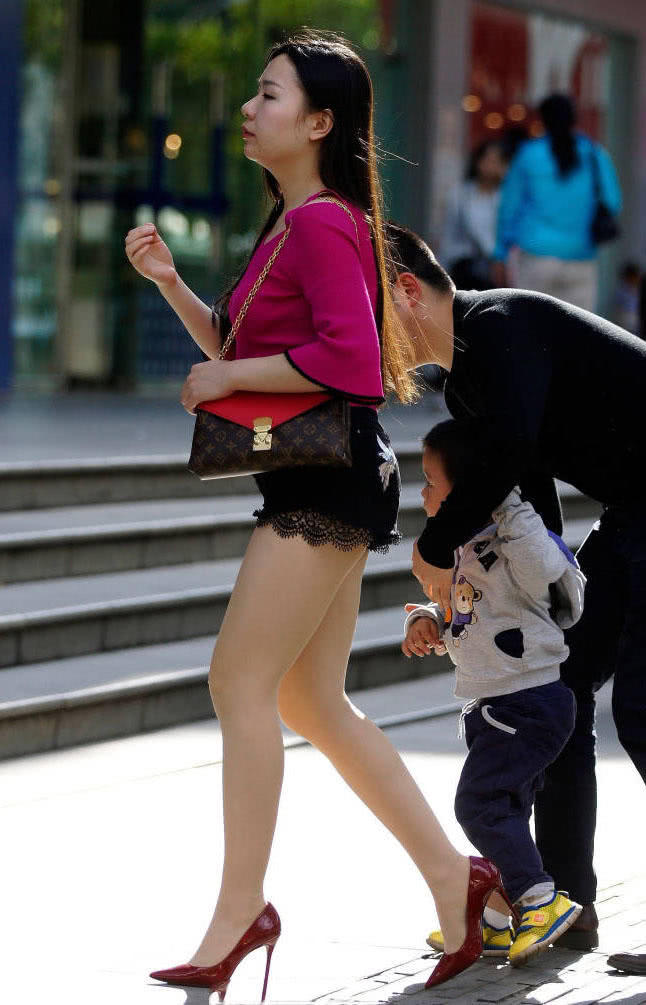 丰满少妇超短裤裹出肉感肥硕的臀线，肉色红高跟一个跨步很性感