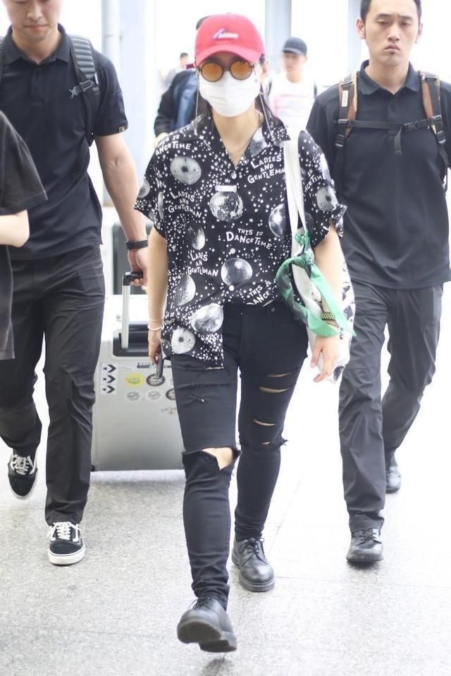 周笔畅对自己的身高真自信，长裙配运动鞋，网友：还不是有内增高