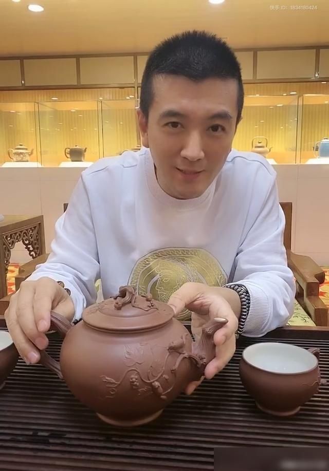  『茶壶』黄圣依老公杨子直播“翻车”，用价值近亿元茶壶喝茶险些打碎