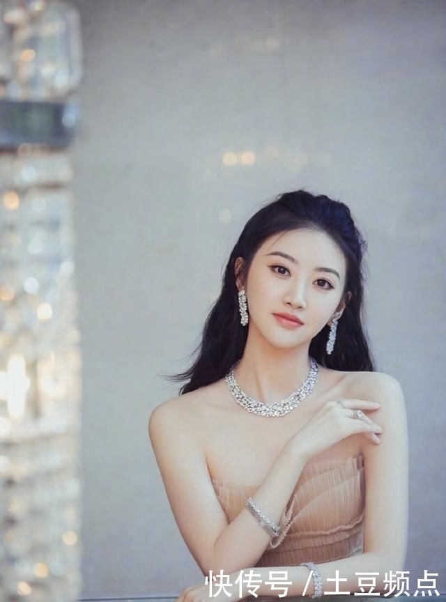 『 璀璨』搭配璀璨珠宝闪耀又梦幻,景甜一袭裸色抹胸层叠蛋糕裙甜美又性感