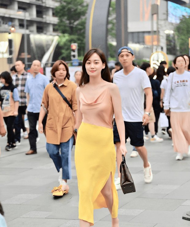 『 如期而至』小姐姐的美搭一如既往的美翻，美好女神节如期而至