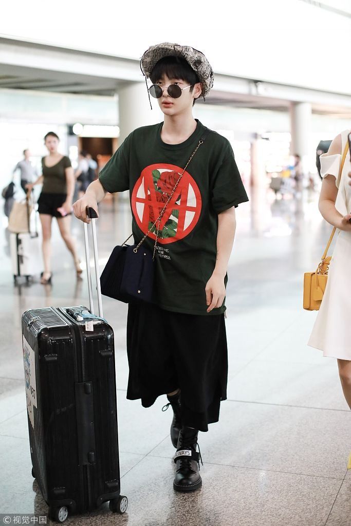 穿的裙子？周震南腰系黑衣给人错觉  过马路大手一挥护粉丝男友力