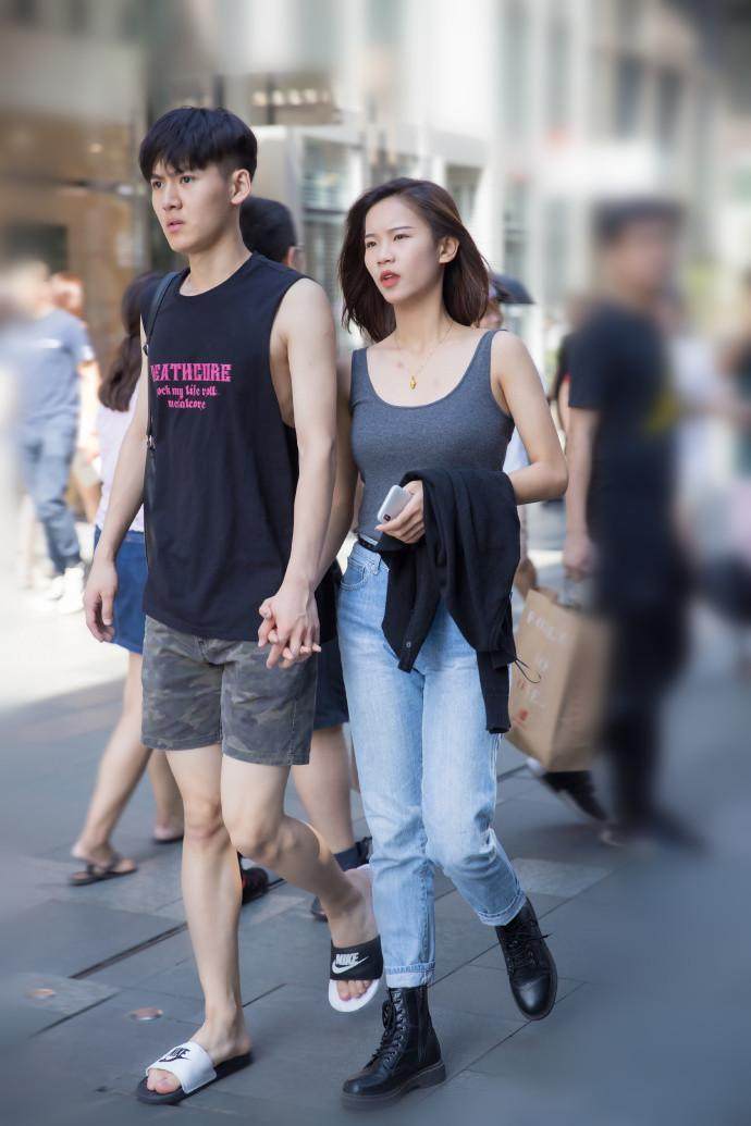 街拍：紧身牛仔裤轻松出行，图四小姐姐们对比突出