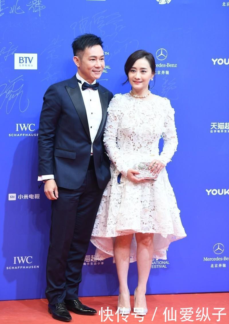  加上：陈德容真会穿，白色连衣裙加上刺绣，让裙子看起来更加精致大气