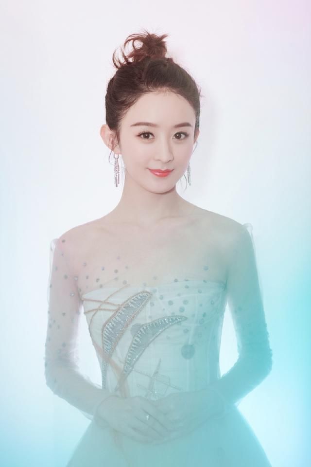 赵丽颖够猛的！吊带连衣裙拉得太低了网友：这尺寸不是一般的大！