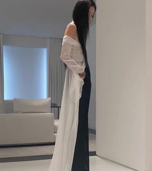 『 纸片』裤子仅靠根绳子挂脖穿，真正骨感美人，70岁的她被称为“纸片人”