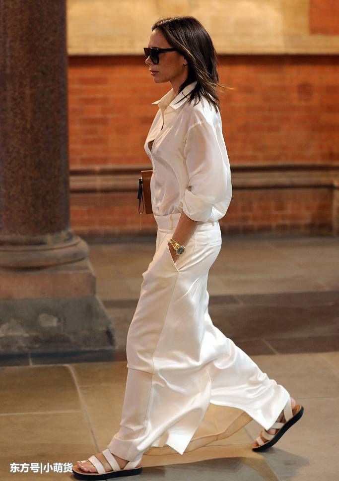 贝嫂穿连裆裤现身，裤裆都不到膝盖，网友直呼:走起路来像个企鹅