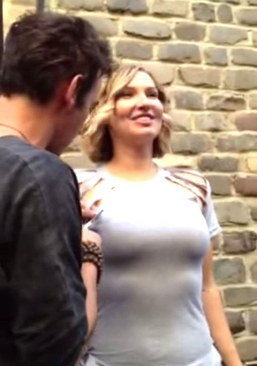 男子在女模特身上剪来剪去，几分钟后，模特像换了个面貌