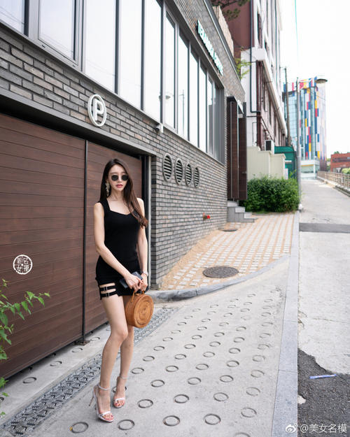 路人街拍，小姐姐黑色吊带连衣裙，简单时尚，体现她独特的美丽！