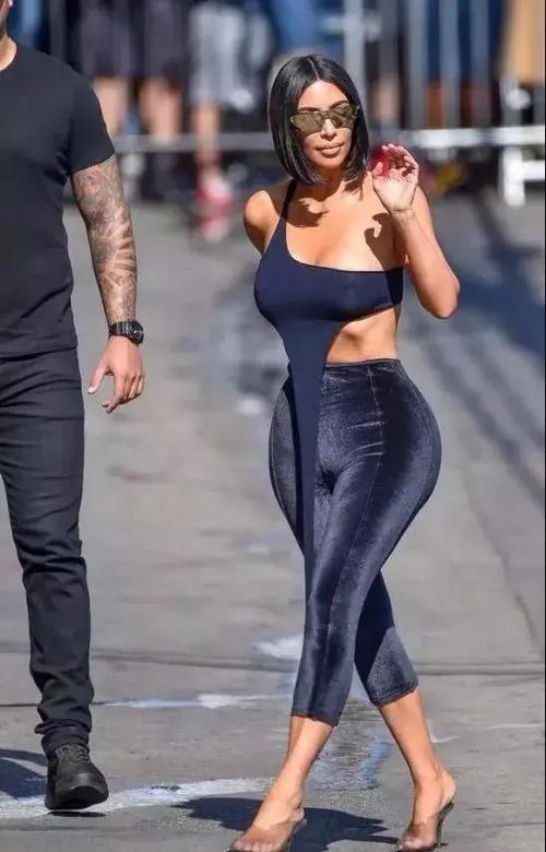 街拍美女：外国人的时尚有点看不太懂,这种衣服你见过没？