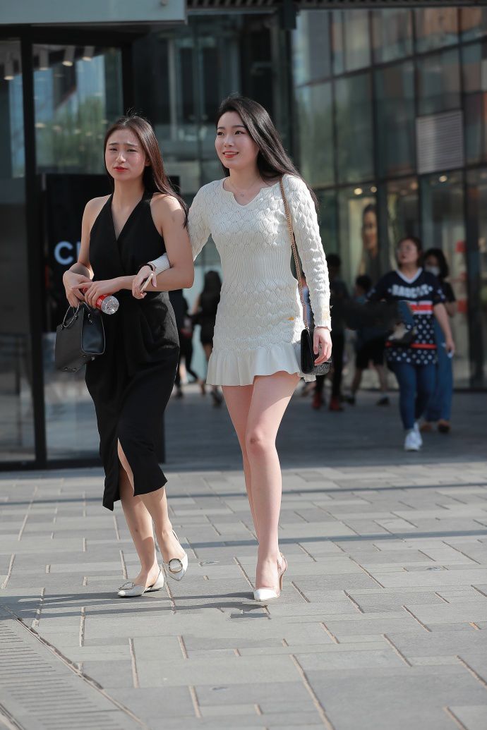 街拍：大美妞又细又白的大长腿将好身材和好气质展现的淋漓尽致！