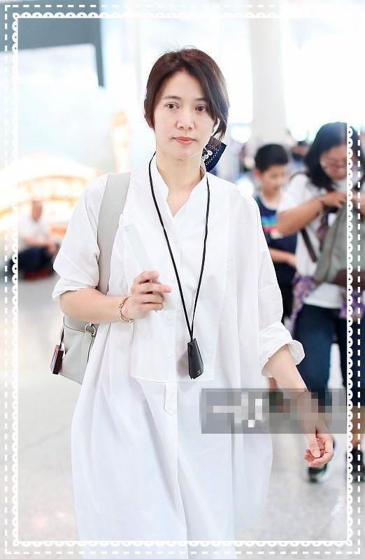 当47岁袁咏仪和63岁赵雅芝同穿白色衬衫裙，我才意识到保养重要性