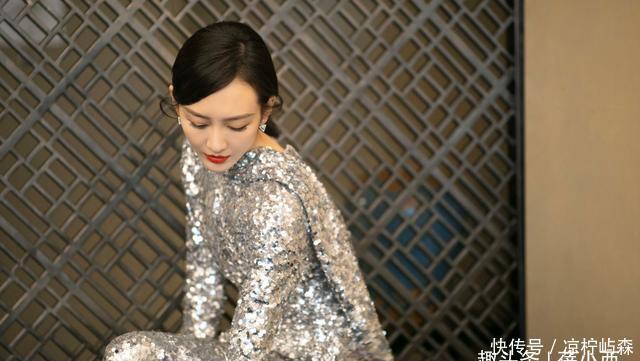 牛仔裤:王鸥盛世美颜真不假!穿蓝色露肩上衣配牛仔裤,“上宽下紧”太美