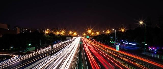 摄影技巧：拍摄车轨，这四招教你拍出好看的车轨