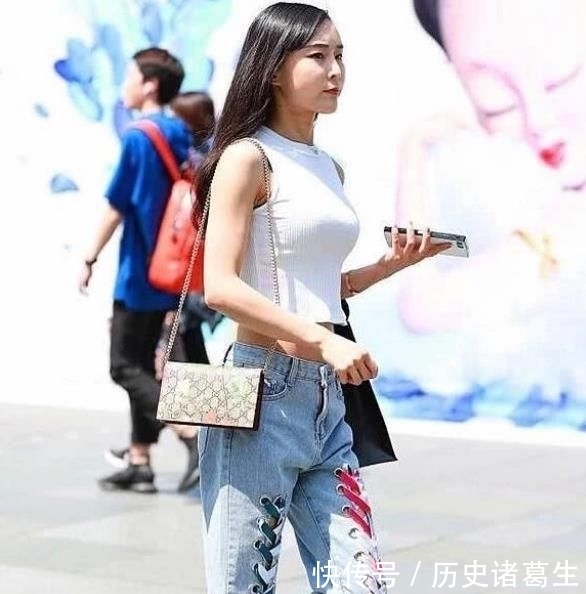 【热裤】街拍:青春靓丽的小姐姐,一件粉色上衣配牛仔热裤,完美好身材
