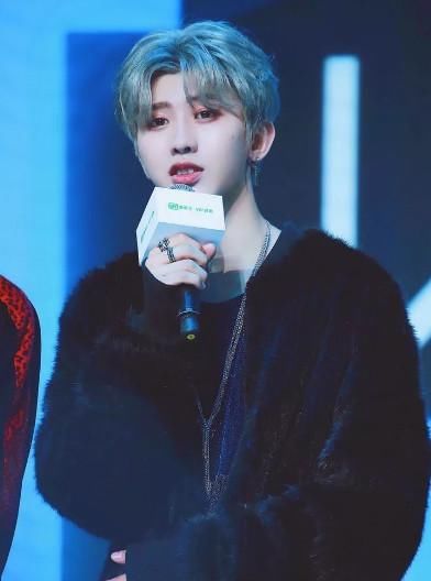 蔡徐坤眼妆像吸血鬼伯爵,可看到艺兴眼妆,才知道啥叫挪不开眼睛