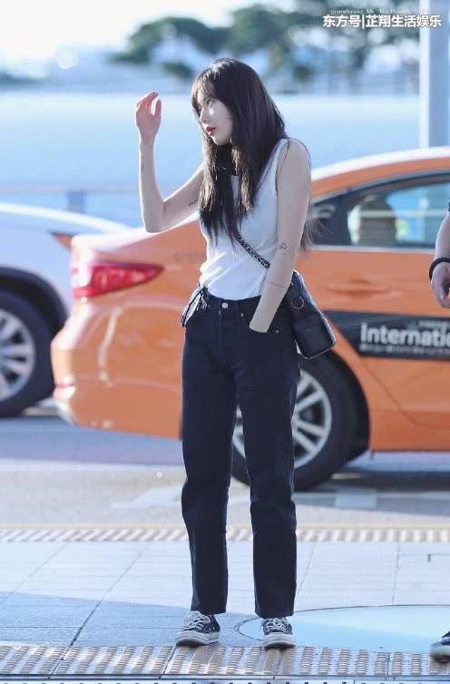 金泫雅就是穿了一件白T，竟如此妩媚迷人，真不愧是性感小野马!