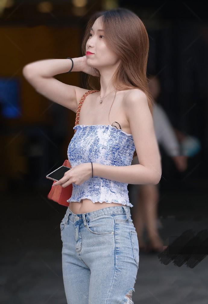  真怕：街拍：总嫌自己身材不够好，这次用“画纸”做衣服，真怕被风“吹走”