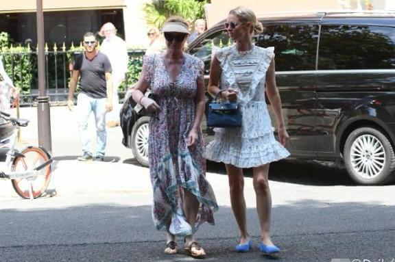 妮基希尔顿和妈妈一起出街，大秀豪门甜美名媛风