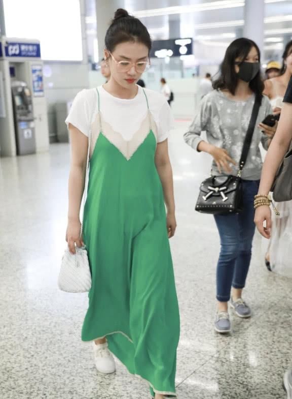 马思纯胆子真大，穿着吊带睡衣就出门了，网友:卖菜大妈?