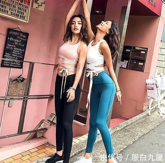  『优雅』街拍小姐姐：简洁的设计更显优雅大方，打底裤彰显女性的优雅魅力