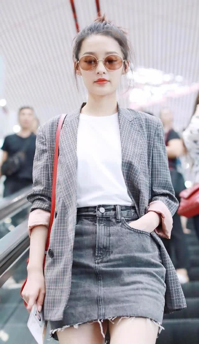 李沁穿着超短裙现身机场，一双纤细大长腿都快要直成柱子了！
