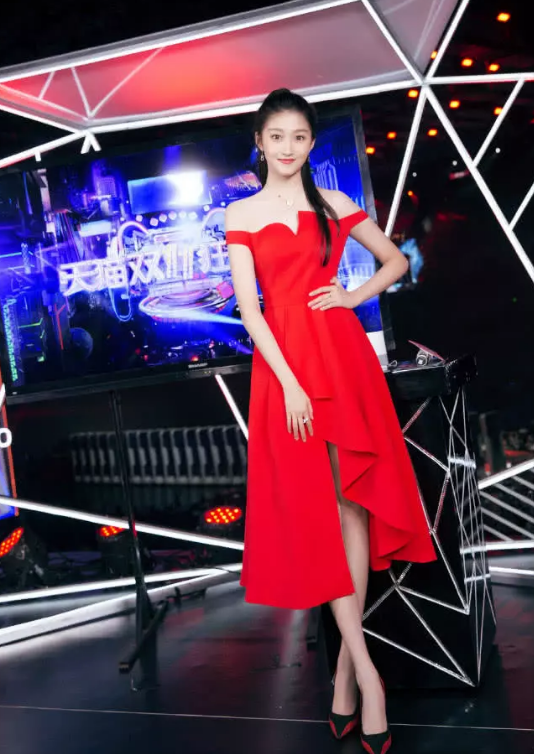 关晓彤大秀美腿变身九头身美女，网友：终于知道鹿晗为什么选你了