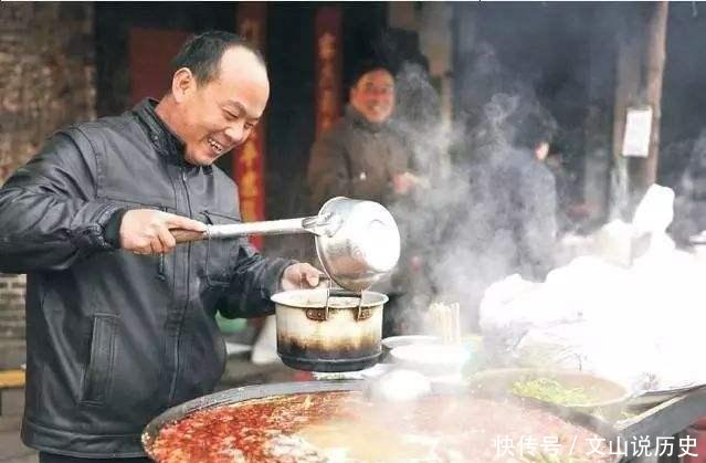 洛阳八大怪有多怪喝汤无勺蹲门外,啤酒一瓶倒下来